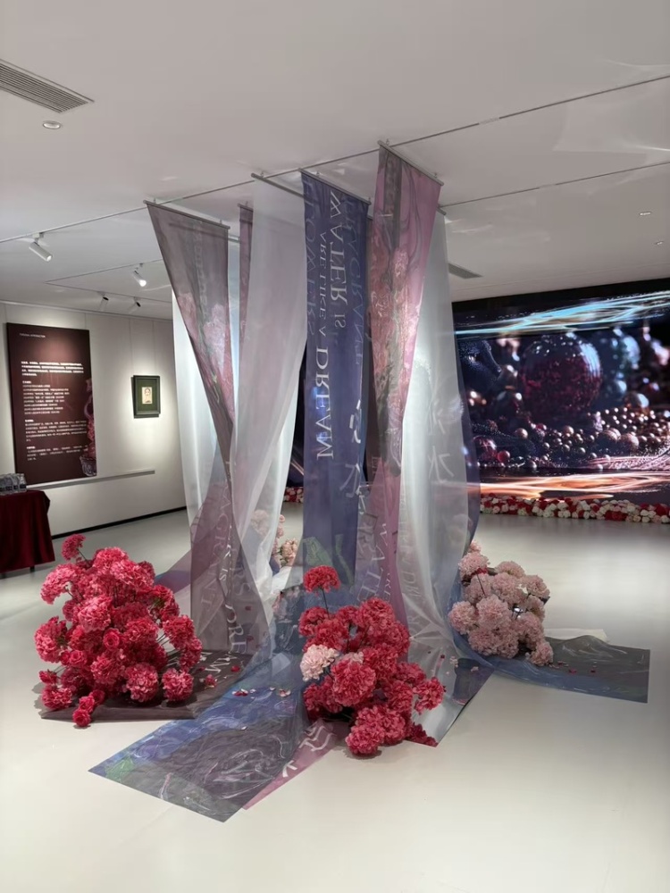 魏沁个展《曼丽红——绮花如梦·沁水凝香》开幕