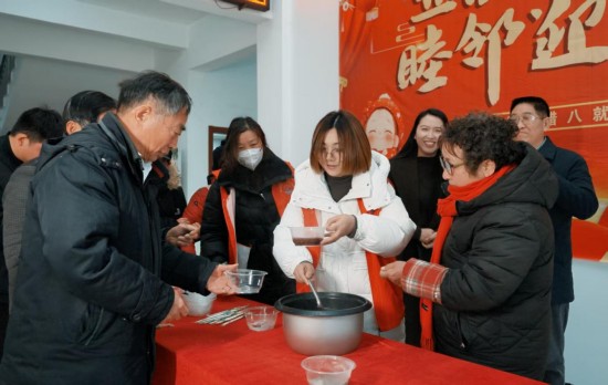 泰州姜堰张甸镇：五谷纳福粥 睦邻迎新春_fororder_图片 4