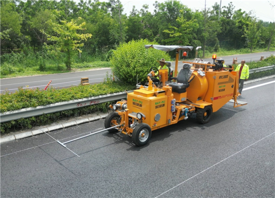 徐州市首台乘驾式公路划线机在邳州上岗_fororder_图片1
