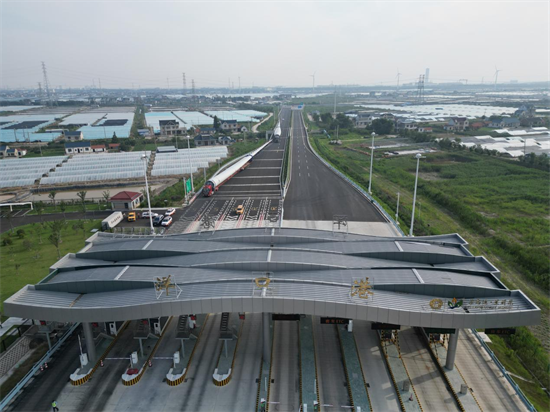 百米级风电大件顺利通过洋口港收费站专用通道 南通交通执法支队护航风电产业发展_fororder_图片3