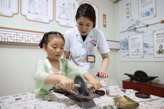 江苏淮安：感受中医药文化 丰富暑假生活_fororder_图片 2
