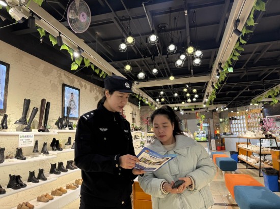 南通崇川区和平桥派出所社区民警深入商场开展反网络谣言专项宣传_fororder_图片 2