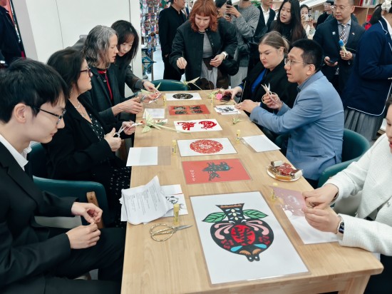 共育未来，星田通鉴：江苏省南通田家炳中学“星田计划”架设中外教育协作之桥_fororder_图片 2