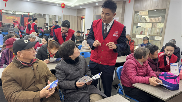 东航江苏公司“启航”志愿服务站：从“心”出发 以爱启航_fororder_第二部分（先）走进社区为老年人科普防火安全知识和民航乘机安全知识