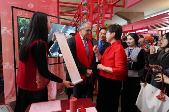 阿南亮相联合国教科文总部_fororder_640 (2)