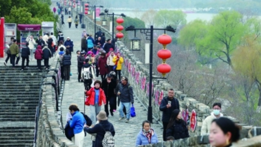 南京：正月十六爬城头 登高望远祈安康