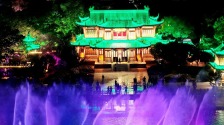 扬州：璀璨夜色迎“五一”