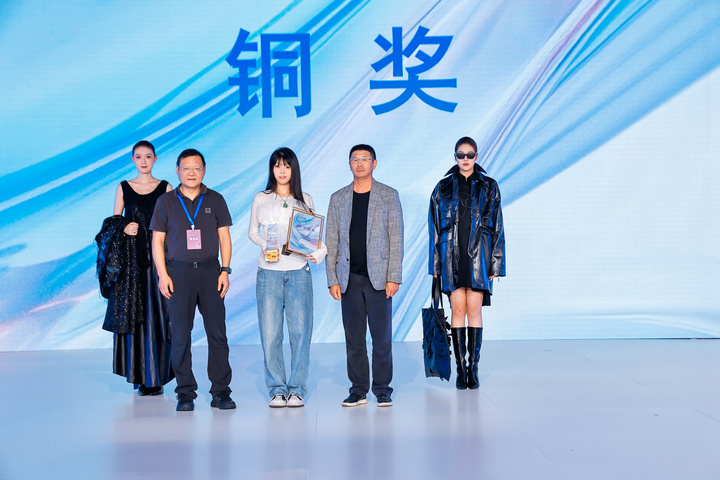 两大秀场同日竞艳 助推“时尚常熟”品牌再出圈_fororder_20251015_165011_012