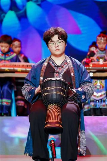 二胡《雨碎江南》奏响“爱在虹桥”晚会 大学生季天羽再登如东家乡舞台_fororder_15