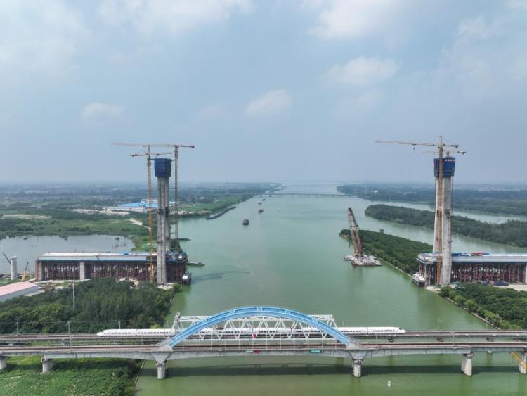沪渝蓉高铁跨京杭运河斜拉桥主塔封顶_fororder_20250807_091706_001