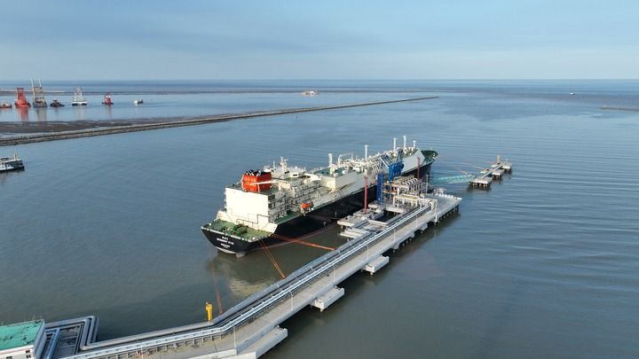 中海油“海上超级冷冻车”首航出境