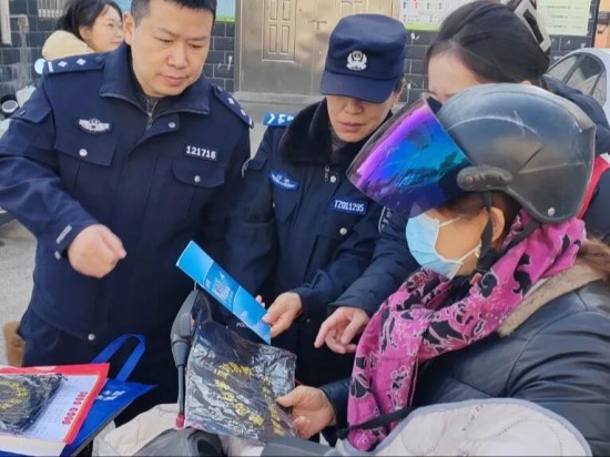 泰州海陵京泰路街道开展反邪教宣传活动_fororder_图片 2