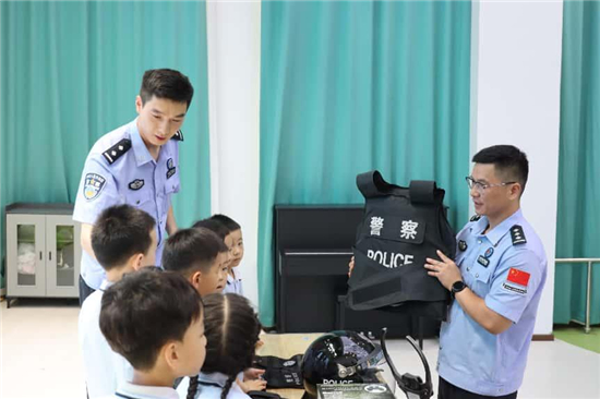 警心护童心 粽情暖六一 盐城边检站与驻地幼儿园共绘成长画卷_fororder_图片9_副本