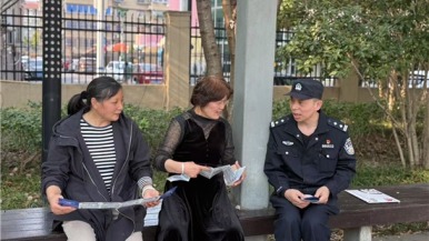 南通市公安局崇川分局和平桥派出所组织民警反诈反谣宣传活动
