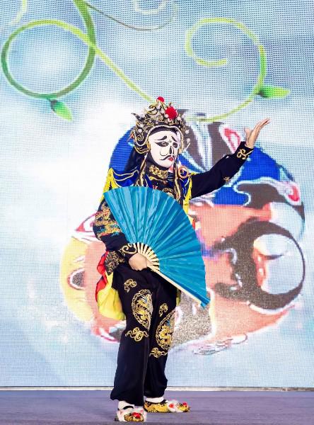 烟花、街舞、巨型蛋糕！这场生日盛宴令人惊艳