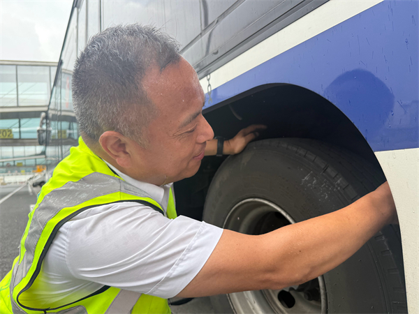 十四载暑运 东航江苏公司“摆渡人”许师傅滚烫坚守_fororder_微信图片_2025-08-27_134928_594