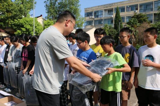 东台市五烈镇爱心企业主夏巍看望慰问暑托班青少年学生_fororder_图片 1