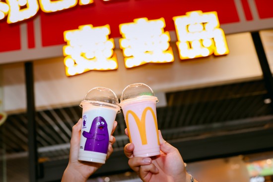 “我去麦麦岛啦” 麦当劳全国超7100家餐厅同步切换“度假模式”_fororder_图片 2
