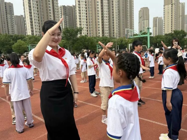 牢记党的教导 争做强国少年 南信大附小举行2025年新队员入队仪式_fororder_640