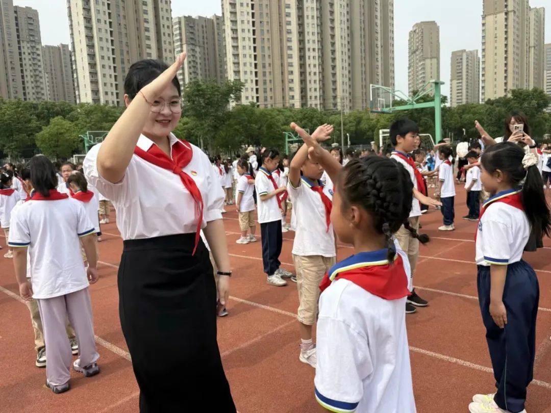 牢记党的教导 争做强国少年 南信大附小举行2025年新队员入队仪式_fororder_640