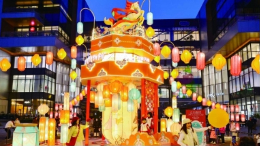 十米高！ 天马踏光，“灯”峰造极