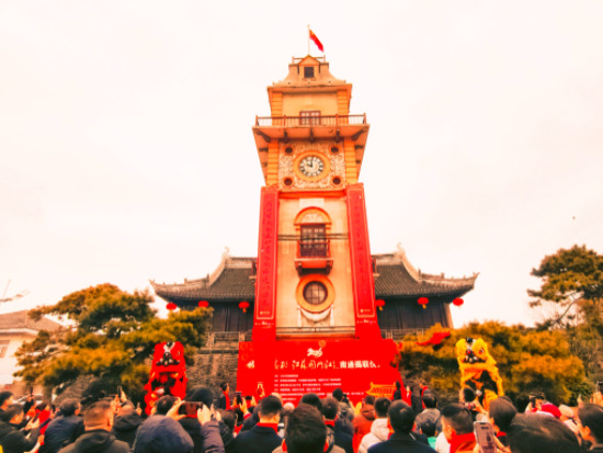 南通连续九年“城门挂春联” 地标挂红迎马年_fororder_IMG_1901