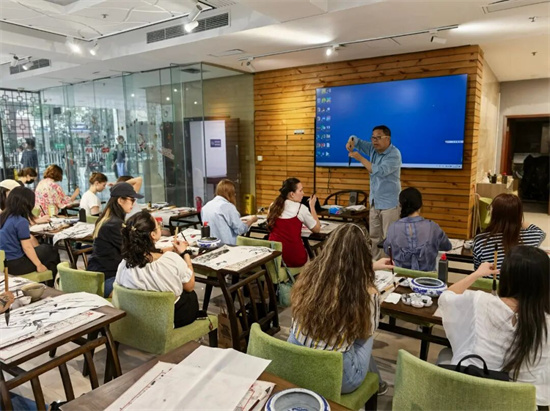 江苏省中国画学会艺术家顾光明为南大留学生讲授中国画_fororder_640 (2)