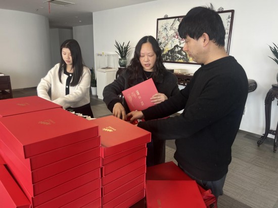 传递家乡祝福 苏州姑苏区暖心年礼慰问院士专家