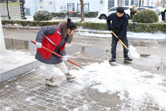 泰州海陵红旗街道：党员干部齐上阵 志愿服务清积雪_fororder_图片3