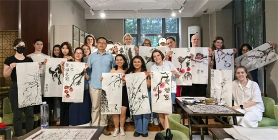 江苏省中国画学会艺术家顾光明为南大留学生讲授中国画_fororder_640