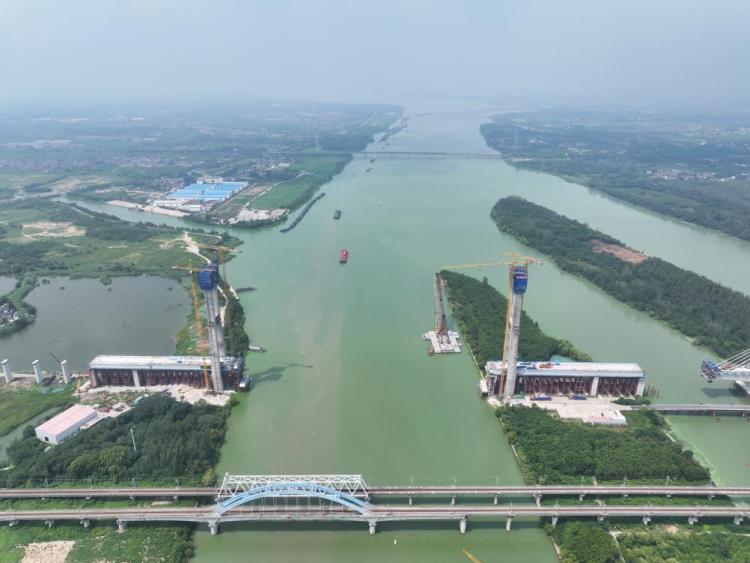 沪渝蓉高铁跨京杭运河斜拉桥主塔封顶_fororder_20250807_091706_003
