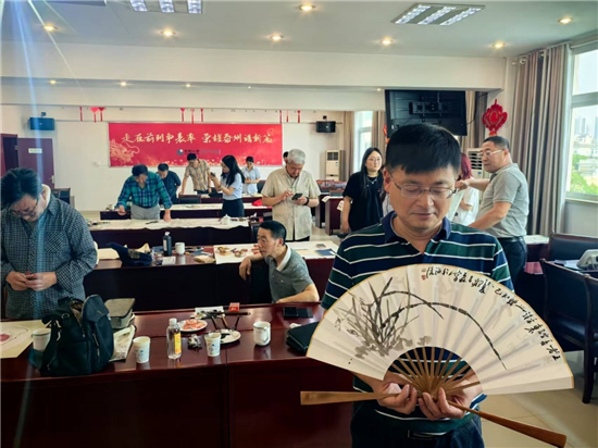 文企融合促发展 泰州书画家走进中国人寿财险开展书法赠送活动_fororder_图片6