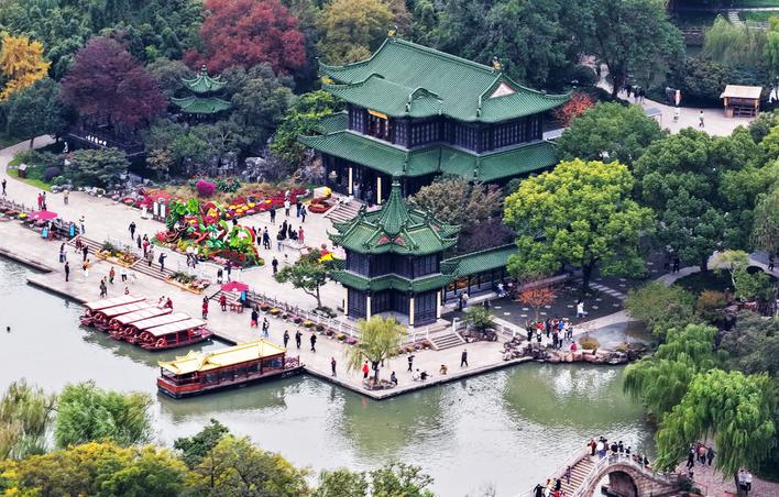 扬州：人观景 菊争艳_fororder_37495d34-37fb-4513-96b6-80557b266385