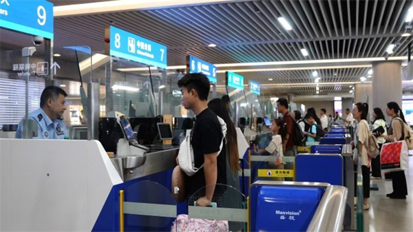 政策红利不断释放 南京空港口岸上半年出入境流量超138万人次_fororder_1