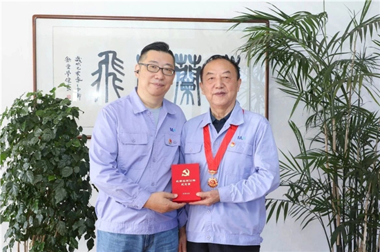 江苏梅兰集团周虎宏获得“光荣在党50年”纪念章_fororder_图片2_副本