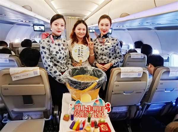 东航江苏公司与旅客在空中共庆中秋佳节_fororder_6
