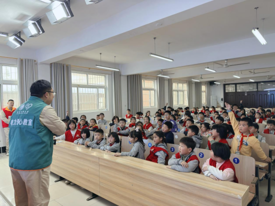 书香润心灵 电流启智慧——世界读书日志愿活动走进淮安曙光双语学校_fororder_图片 2