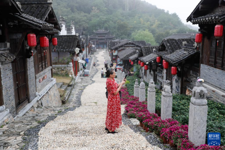 江苏句容：宝华山下文旅热_fororder_20250928_092658_001