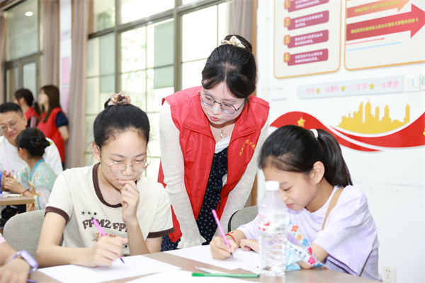 南京师范大学外国语学院实践队走进常州茶山街道开展红色文化双语课堂_fororder_21