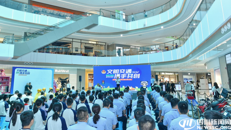看事故车辆“现身说法” 宜宾公安交警开启交通安全进社区“沉浸式”宣传