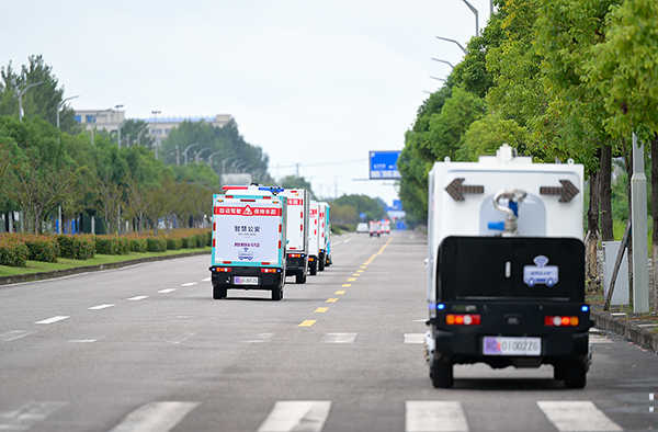 自贡首发48辆无人车 打造西部AI产业新高地_fororder_4首批低速功能型无人车发车（摄影-廖志全）