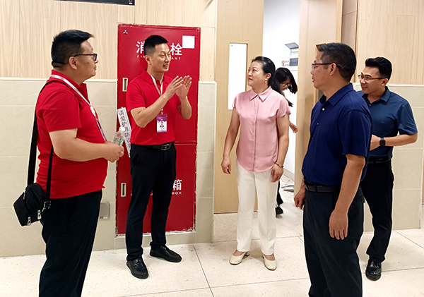 宜宾市一曼中学校：情暖考场送关怀 心寄学子助扬帆_fororder_听取工作汇报现场-供图宜宾市一曼中学校