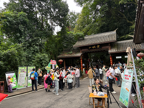 “品”山水“体”文化 丹棱假期文旅“热”_fororder_游客在老峨山徒步打卡