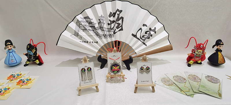 宜宾筠连县委书记谢晓丹化身“首席推荐官”推介筠连_fororder_非遗苗绣展区-摄影-高学兵