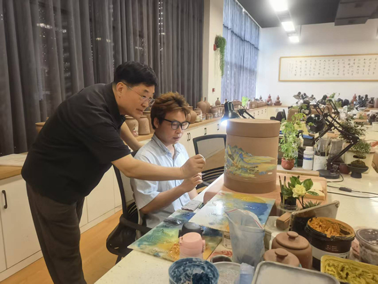 时代光影 百部川扬｜从泡菜坛到国际展台 探秘荣县土陶的“破圈”之路_fororder_刘勇指导学生创作-摄影-冯巧凤