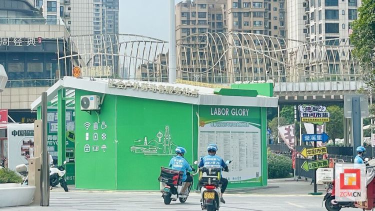 “一瓶清凉”润人心 自贡高新区政企携手关爱高温下的“奔跑者”