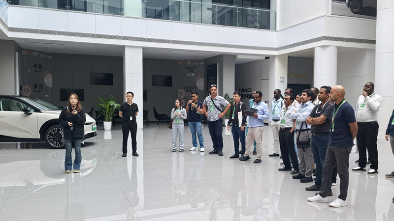 12国官员齐聚成都龙泉驿 沉浸式感受中国汽车智造实力_fororder_图片-2