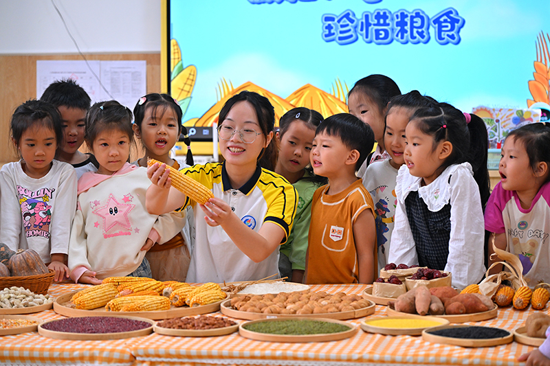 眉山仁寿：识五谷 惜粮食_fororder_2025年10月15日，四川省眉山市仁寿县城北幼儿园开展“珍惜粮食”主题教育活动，老师正在指导小朋友辨识五谷杂粮。03