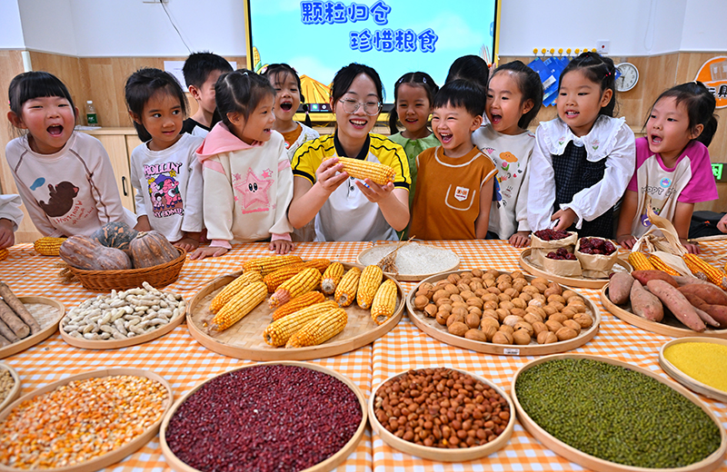 眉山仁寿：识五谷 惜粮食_fororder_2025年10月15日，四川省眉山市仁寿县城北幼儿园开展“珍惜粮食”主题教育活动，老师正在指导小朋友辨识五谷杂粮。04