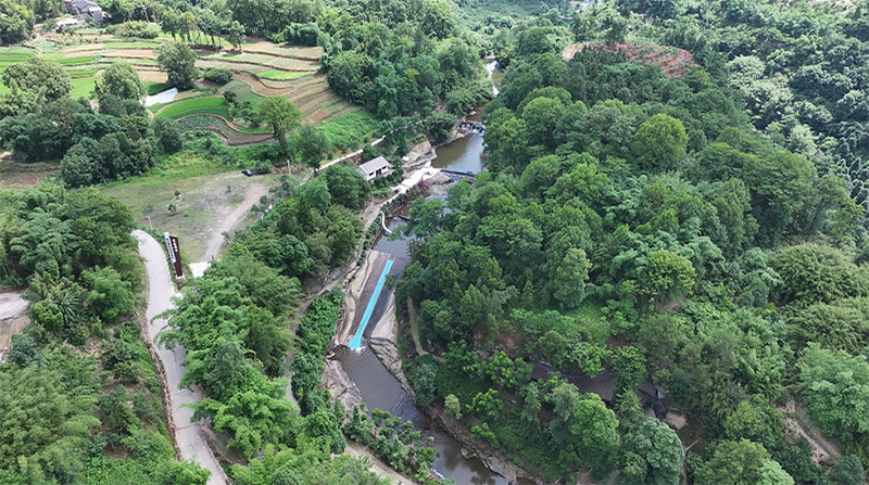 玩水！徒步！来泸州纳溪解锁清凉新方式_fororder_图为大渡口镇古龙瀑布航拍。 -魏箐-摄